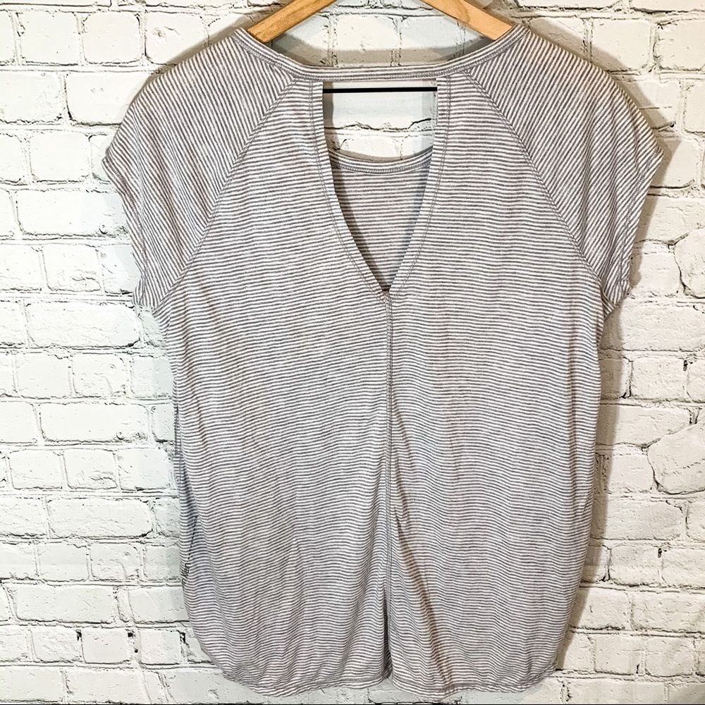 Large Calvin Klein Performance Tee - Picture 2 of 4